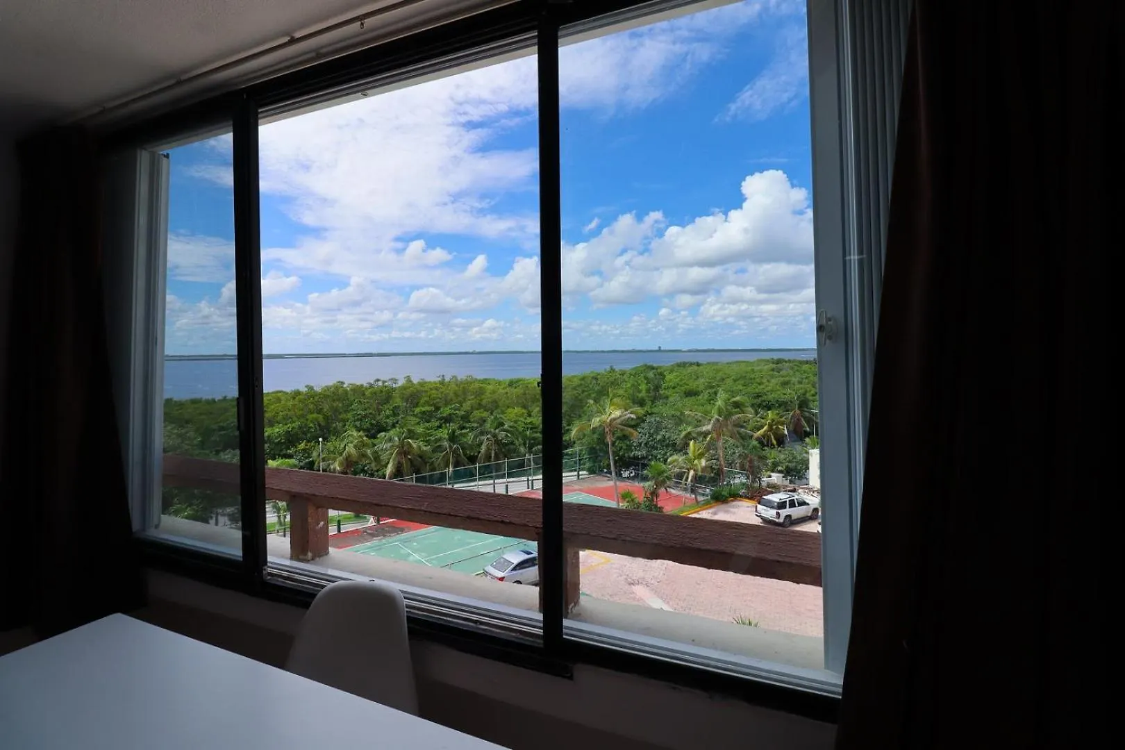 Confortable With Beautiful Sunset View And Beach Cancún Apartment